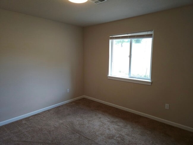 Building Photo - 4Bd/2.5Ba Two Story House - Available to View!