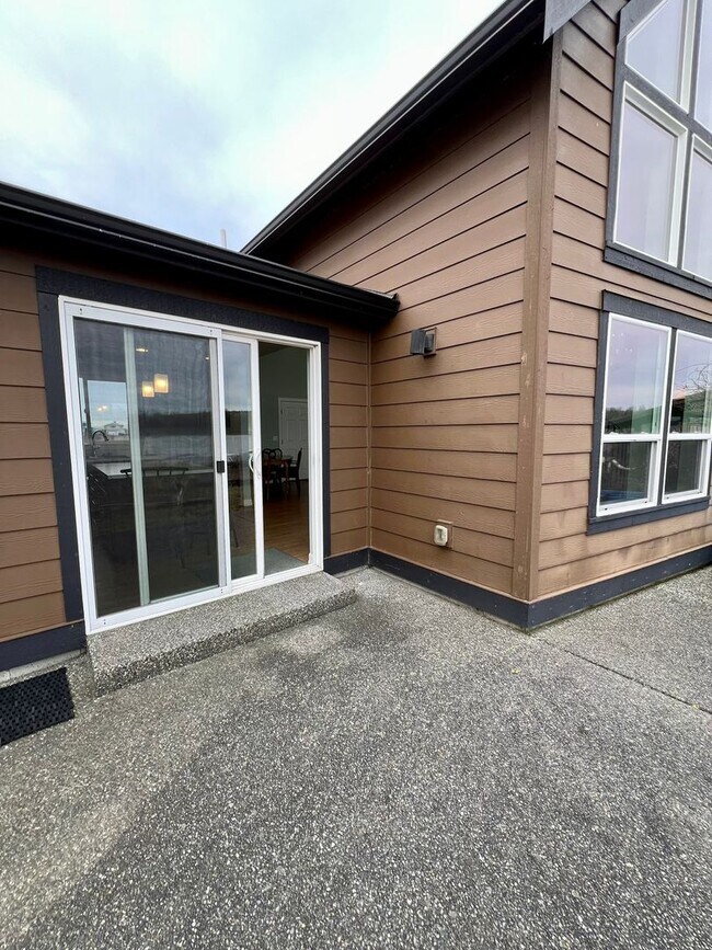 Building Photo - Waterfront 2 Bedroom Home in Ferndale!