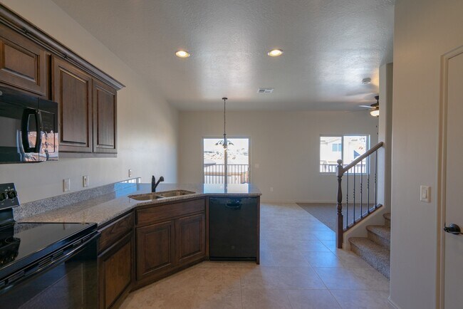 Building Photo - Comfortable Townhome Living with Pool Access