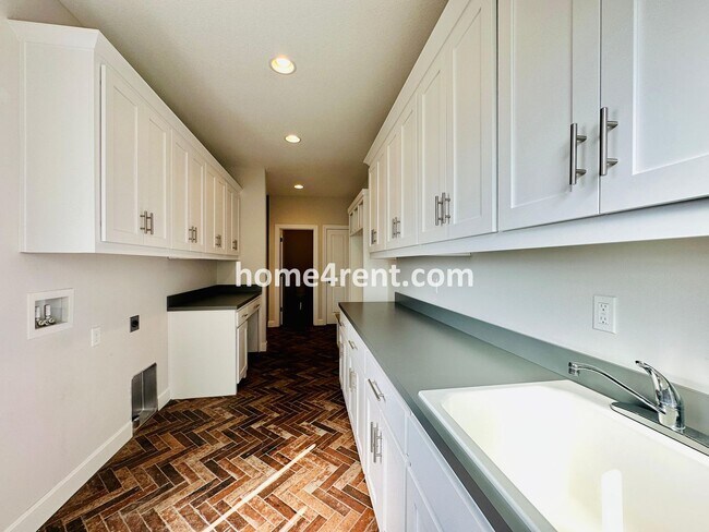 Building Photo - Exceptional Olathe Home in the Cedar Creek Subdivision w/ Wood Floors and a Finished Basment!