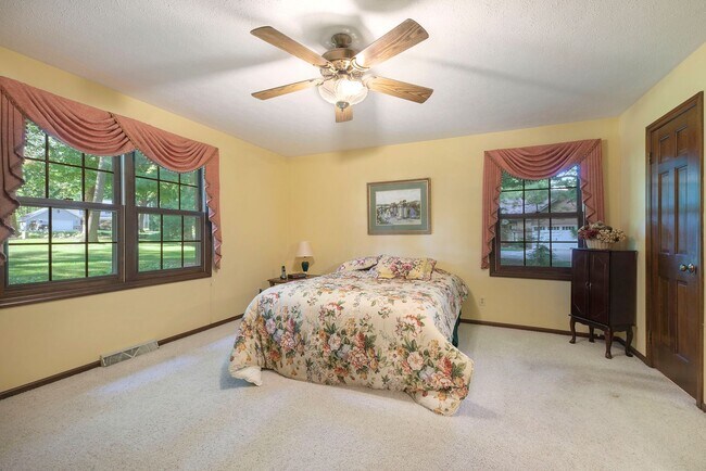 Building Photo - Beautiful 3BD/2.5BA Ranch in Park-like Set...
