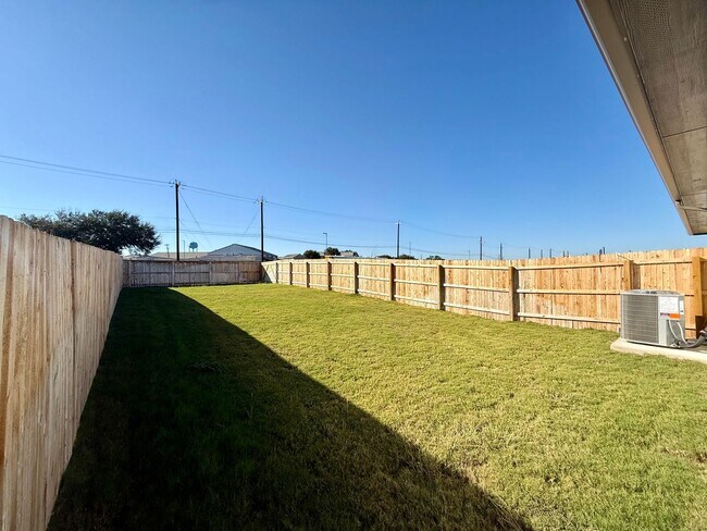 Building Photo - Want luxury living in the Far West ...Look no further...Amanda Park is it!