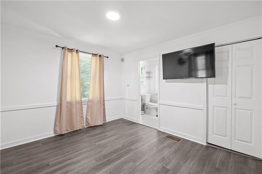 Building Photo - 1738 Duke Rd