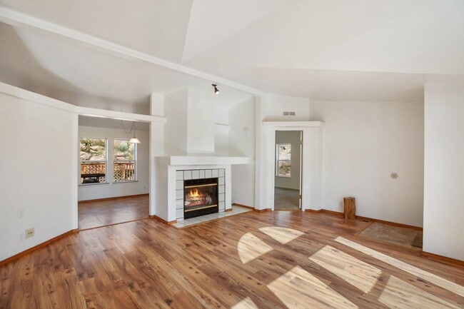 Building Photo - Wonderful Rural Home!