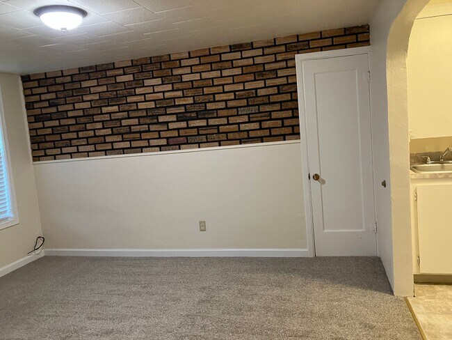 Building Photo - 803 N Main St