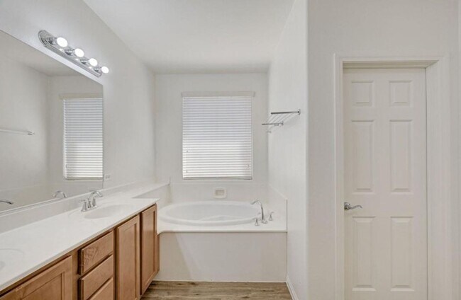 Building Photo - BEAUTIFUL 4 BEDROOM HOME IN GUARD GATED COMMUNITY!