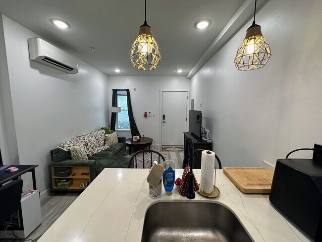 Building Photo - Private fenced yard! Modern, stylish & fully updated apartment!