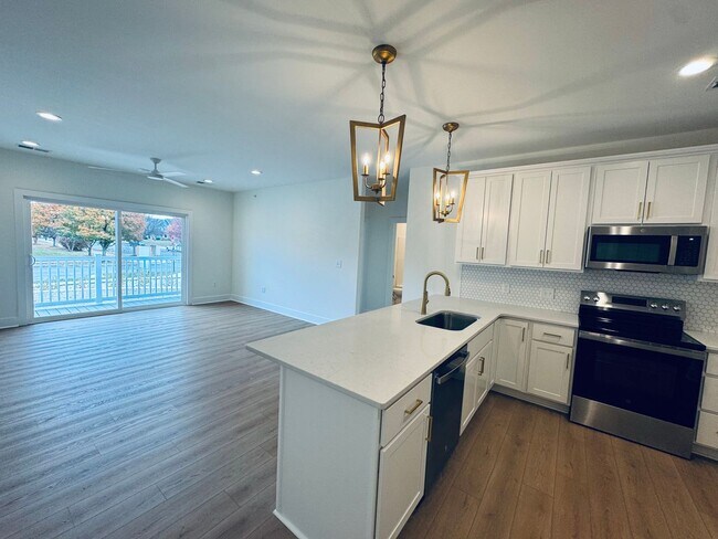 Building Photo - Brand New Luxury Condo - Middle Floor