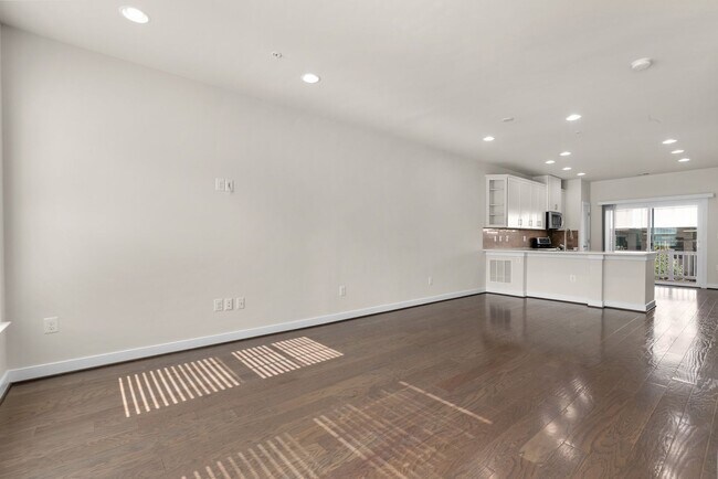 Building Photo - 3 Bed 4.5 Bath - Downtown Crown Townhouse ...