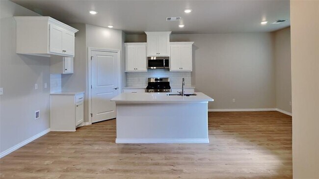 Building Photo - 6809 Labelle Dr