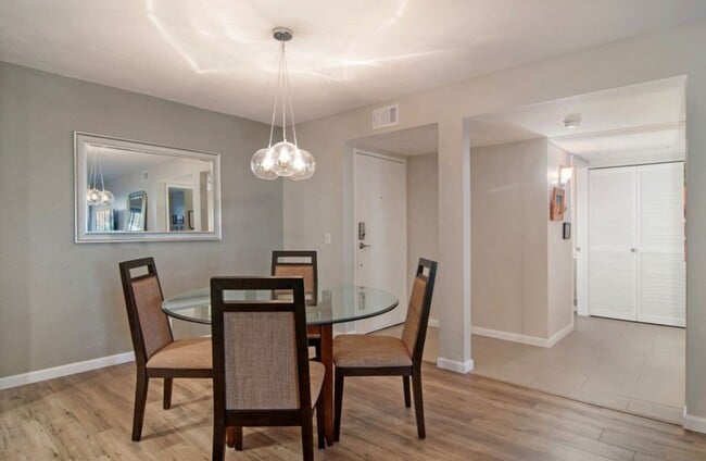 Building Photo - Spacious 2BR/2BA