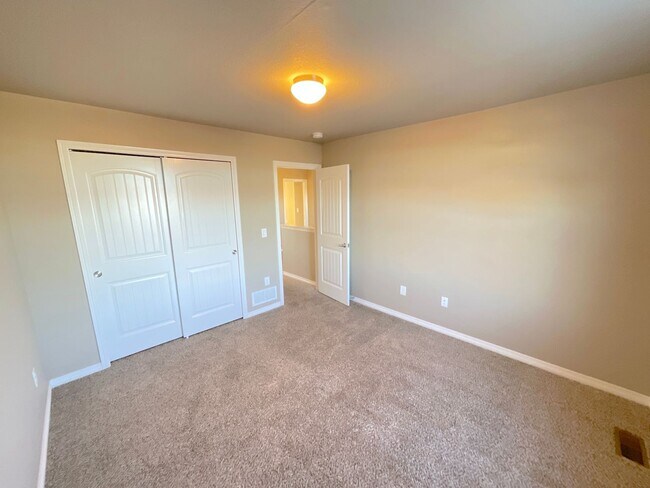 Building Photo - 4 Bedroom Home Available Near Londonderry Dr & Eastonville Rd!