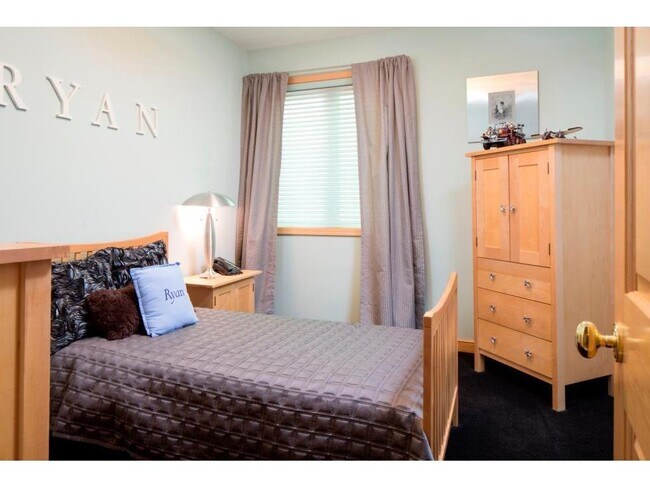 Building Photo - 1215 Oakview Rd