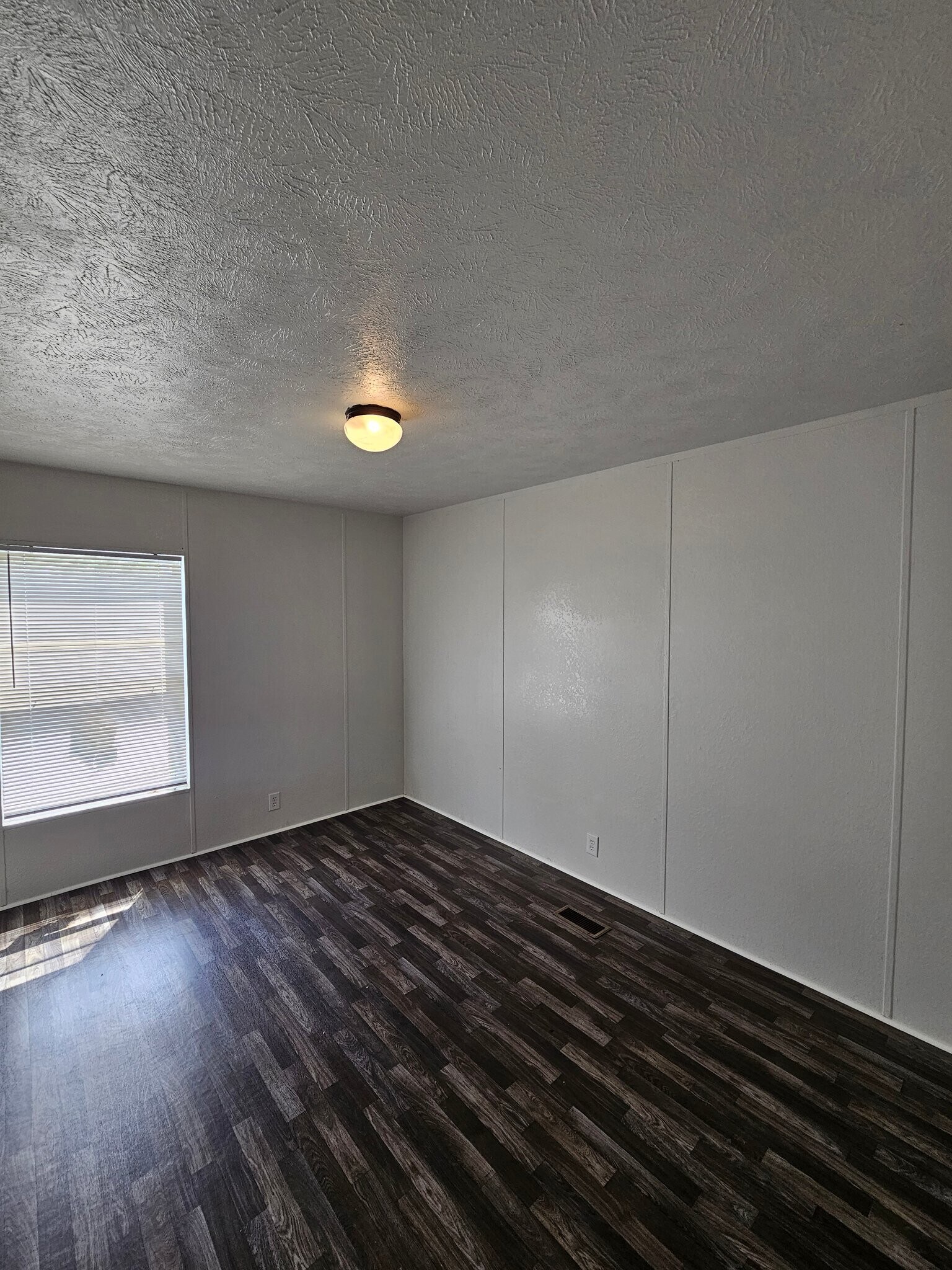 Building Photo - 513 Elm St