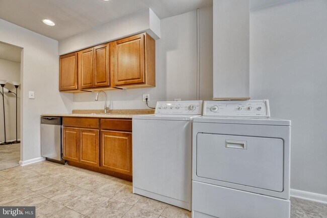 Building Photo - 140 Royal Oak Dr