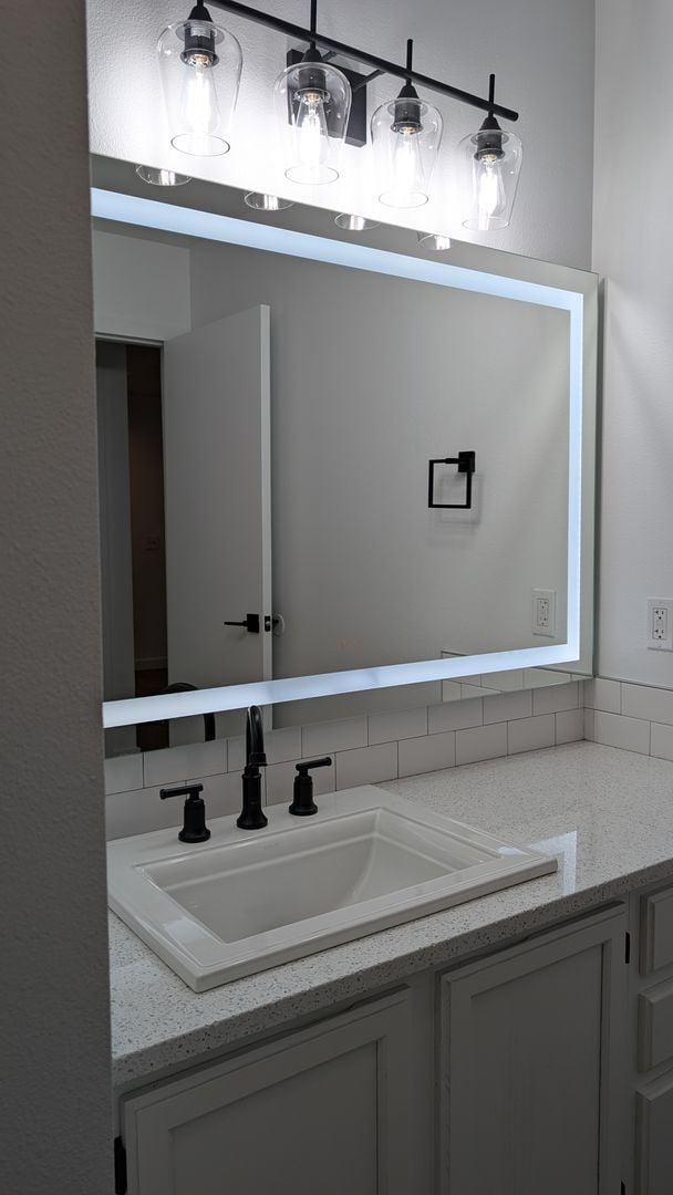 Building Photo - 3 Bedroom Charmer