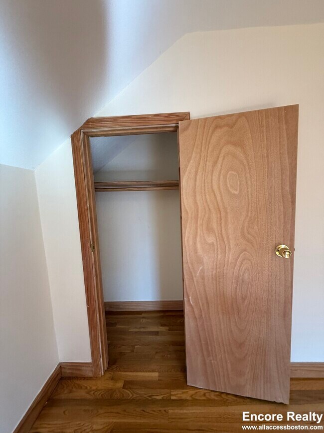 Building Photo - 24 Gardner St