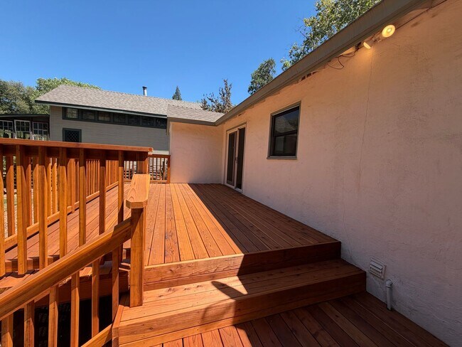 Building Photo - Cute home on large lot