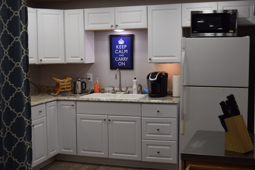 Well stocked kitchen - 826 Terrace St