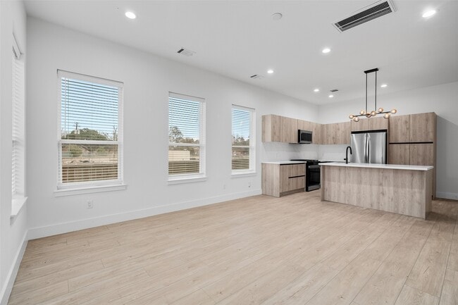 Building Photo - 105 Tolima Dove St