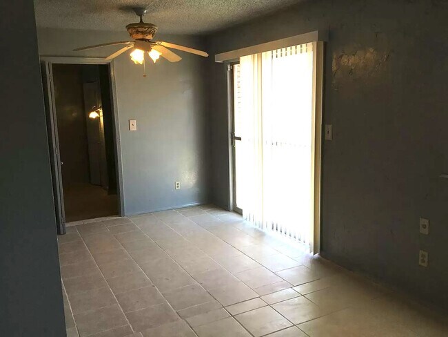 Building Photo - 1/2 OFF FIRST MONTHS RENT!  Great 3 Bed 1 ...