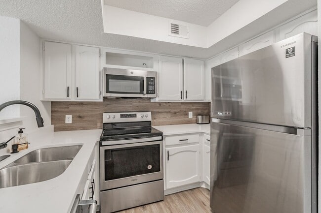 Building Photo - Updated 1-Bedroom Condo in Gated Community...