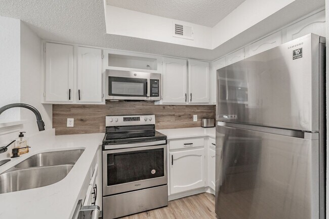 Building Photo - Updated 1-Bedroom Condo in Gated Community – Prime West 7th Location