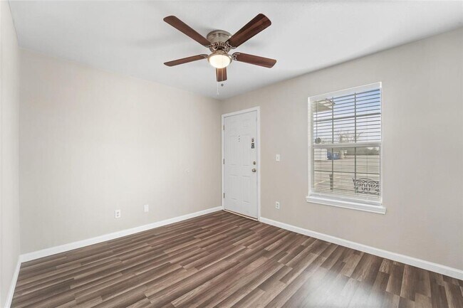 Building Photo - 516 Hollyhock st