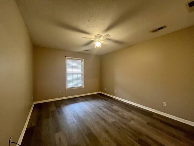 Building Photo - 220 Austinville Rd SW