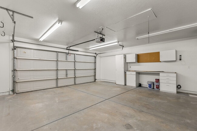Building Photo - 8650 La Mancha Ln
