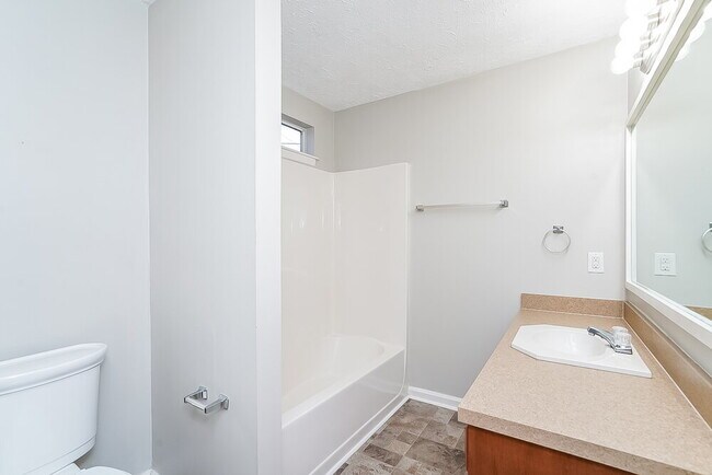 Building Photo - 4033 Pepperwood Dr