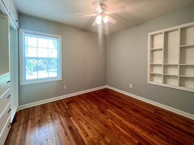 Building Photo - Pet Friendly 3BR/2BA Bungalow located in Gainesville Heights Available Mid-August!