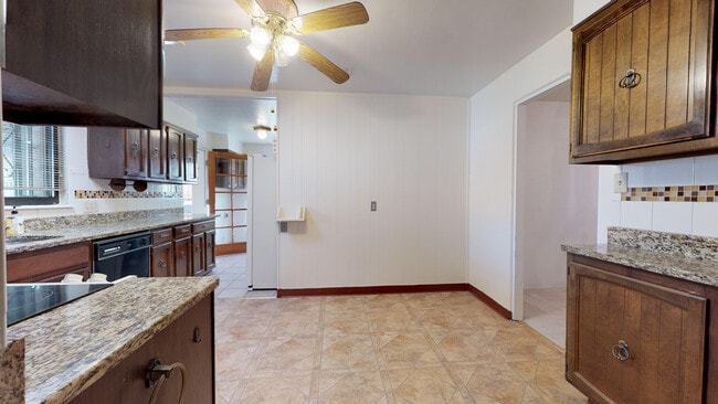 Building Photo - UPTOWN 3/BD 2/BA 1/CP WORKSHOP