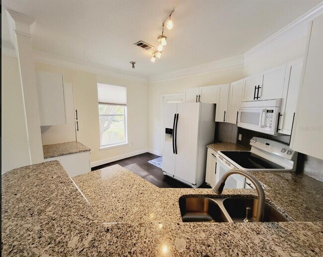 Building Photo - 8843 Villa View Cir