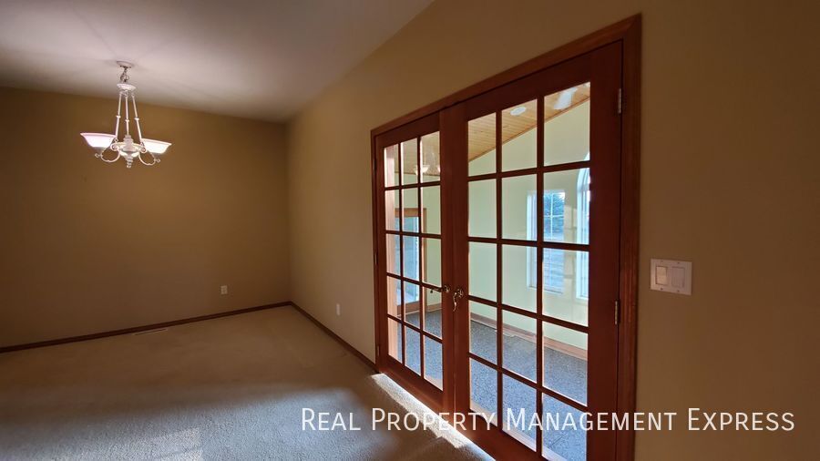 Building Photo - 305 N Pine Lake Dr