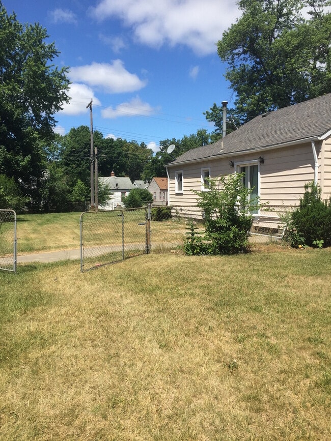 Building Photo - 2 bedroom 1 bath freshly painted in Redford