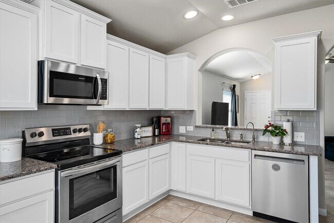 Building Photo - 3 Bedroom, 2 Bath, Single Story Home in Highland Park