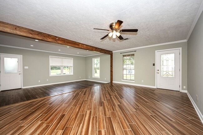 Building Photo - Move in ready 3 Bed 2 Bath Home in East Central School District!
