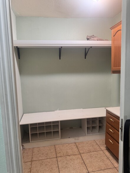 Closet - 3064 Inez St