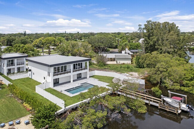 Building Photo - 5/3 Luxury Custom Home plus Boat dock, Pool and Stunning Views!!