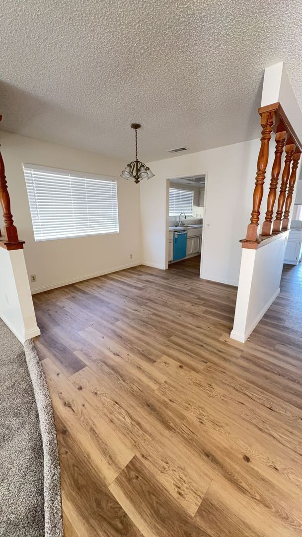 Building Photo - 3 BEDROOM VICTORVILLE HOME