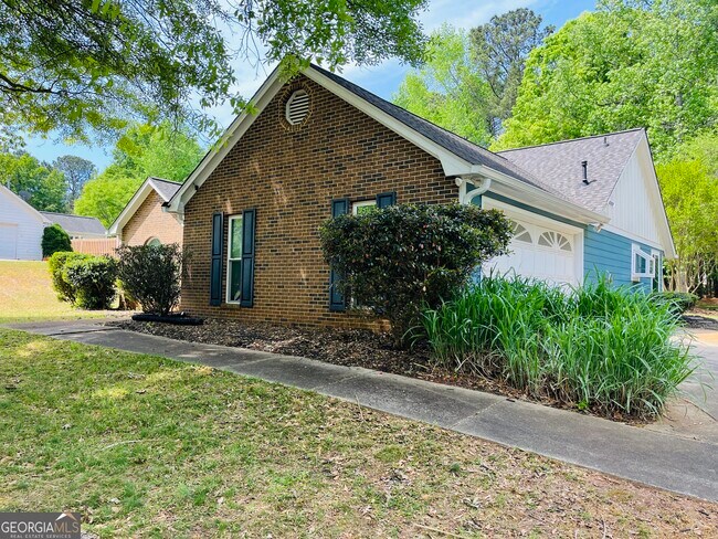 Building Photo - 165 River Park Dr