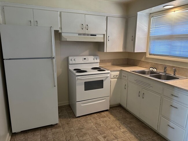 Building Photo - Nice 2 bedroom unit of a duplex near downt...