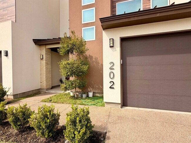 Building Photo - 9653 McPherson Rd