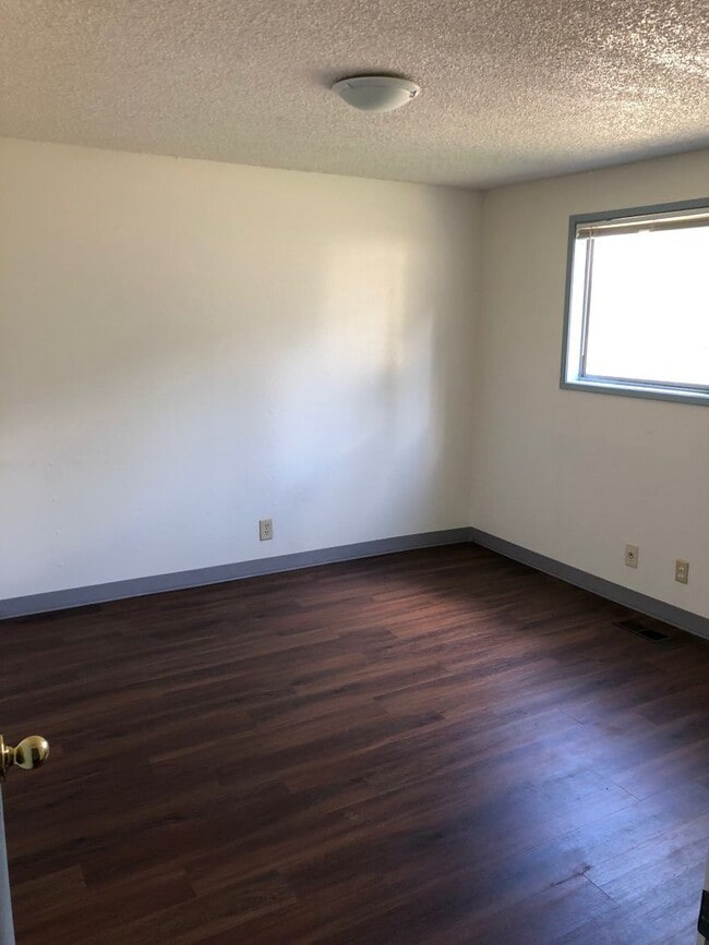 Building Photo - 2 Bedroom, 1 Bathroom Downstairs Apartment - 4-Plex