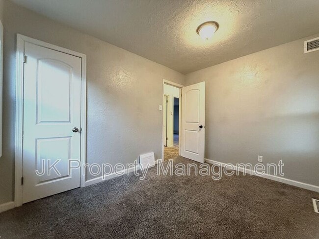 Building Photo - 2312 5th Ave N