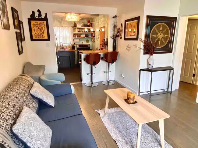 Building Photo - 1720 E 2nd St