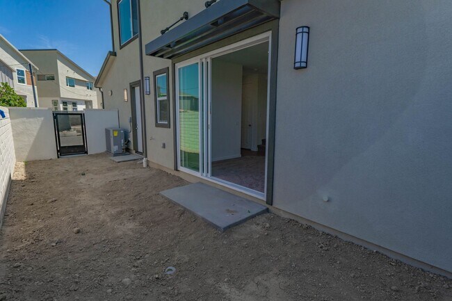 Building Photo - Five Points 3 Bedroom Home in Valencia!