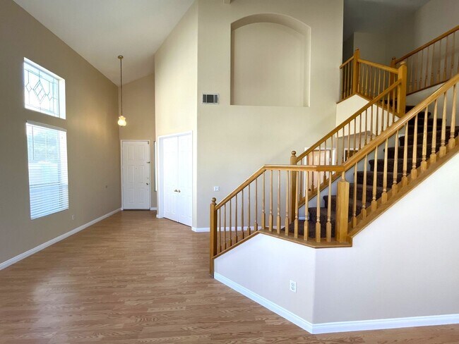Building Photo - 4 bed, 3 bath located in Corona, CA!