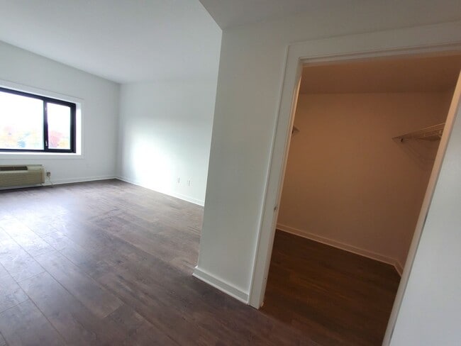 Building Photo - Renovated, centrally located and with lots...